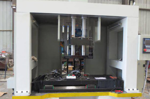 汽車大梁鉚接機