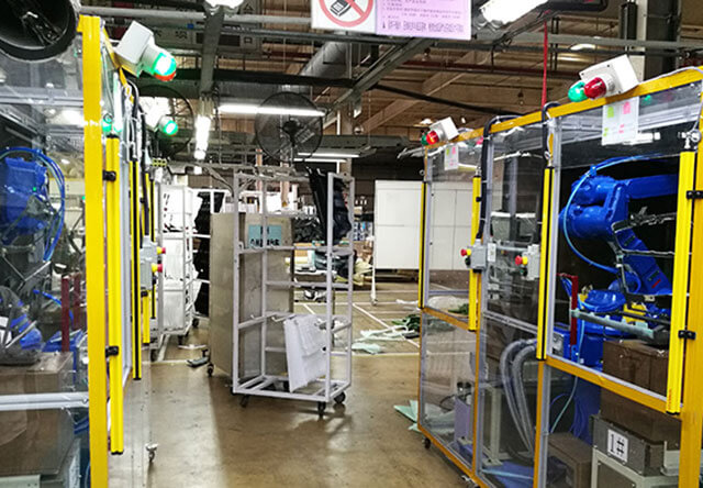 汽車內(nèi)飾噴膠機(jī)器人